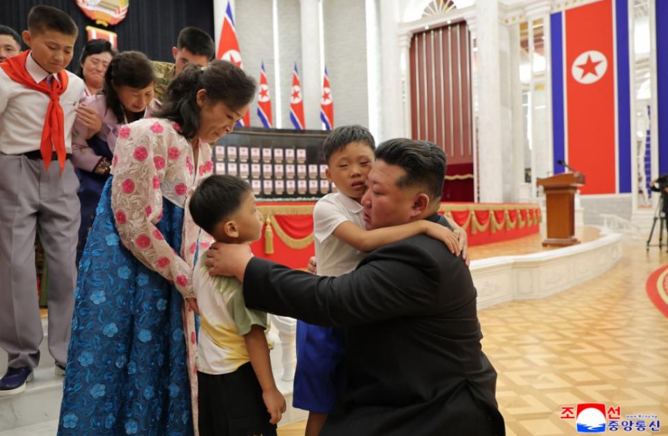 Kim Jong Un izbucnește în lacrimi lângă sicriele soldaților morți în războiul Rusiei. A organizat apoi o ceremonie grandioasă pentru ei 1001610