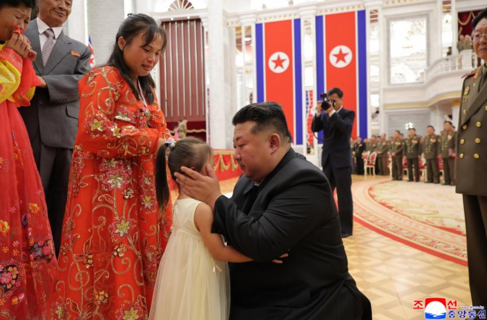 Kim Jong Un izbucnește în lacrimi lângă sicriele soldaților morți în războiul Rusiei. A organizat apoi o ceremonie grandioasă pentru ei 1001611