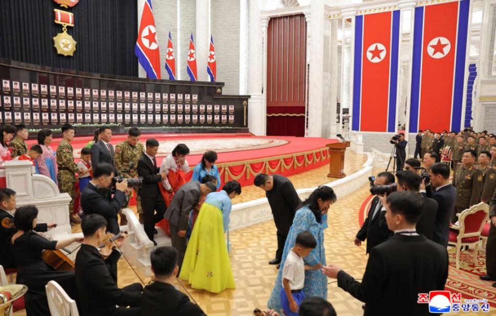 Kim Jong Un izbucnește în lacrimi lângă sicriele soldaților morți în războiul Rusiei. A organizat apoi o ceremonie grandioasă pentru ei 1001612