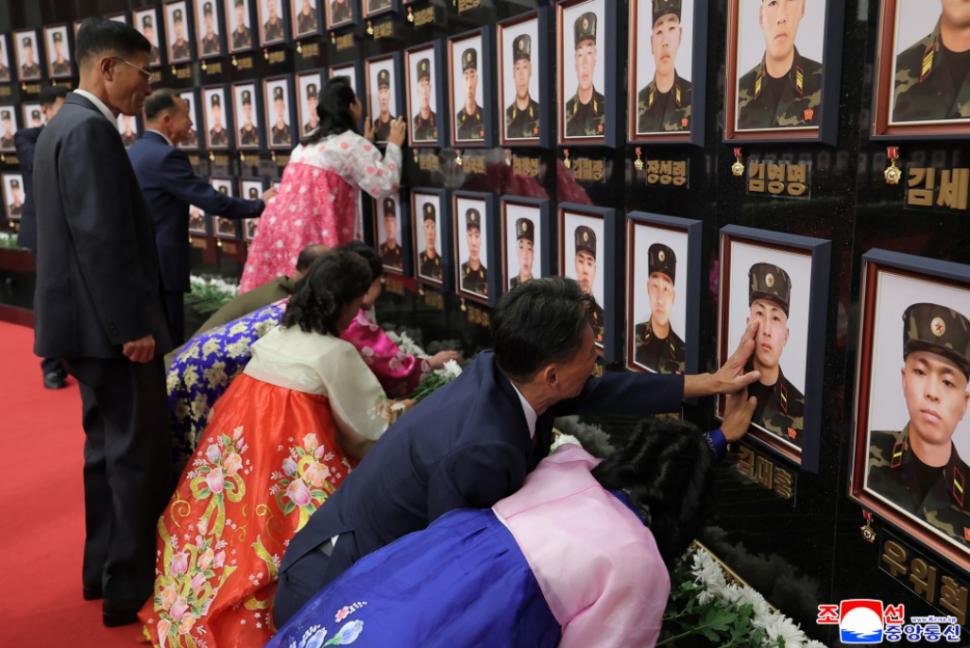 Kim Jong Un izbucnește în lacrimi lângă sicriele soldaților morți în războiul Rusiei. A organizat apoi o ceremonie grandioasă pentru ei 1001614