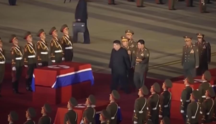 Kim Jong Un izbucnește în lacrimi lângă sicriele soldaților morți în războiul Rusiei. A organizat apoi o ceremonie grandioasă pentru ei 1001616