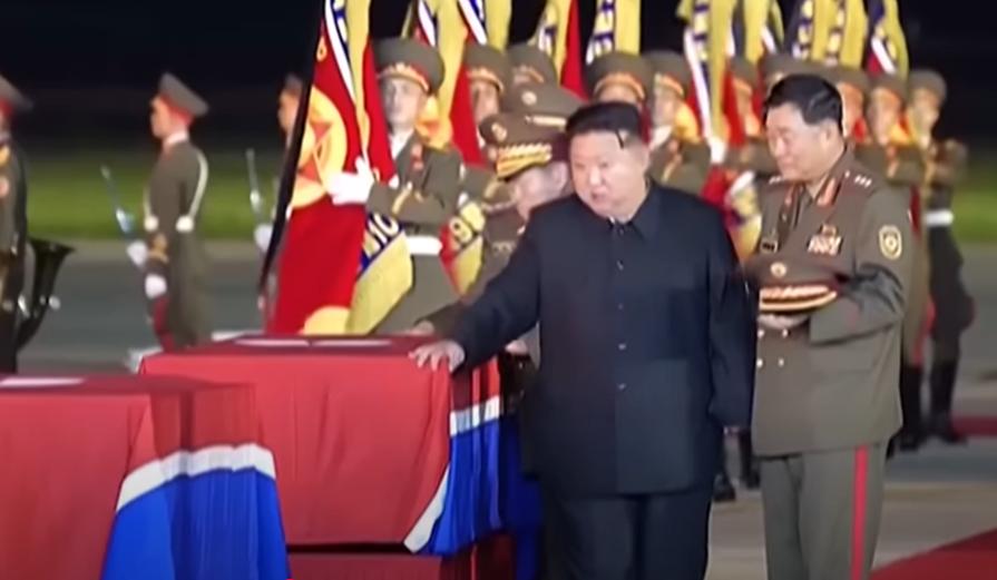 Kim Jong Un izbucnește în lacrimi lângă sicriele soldaților morți în războiul Rusiei. A organizat apoi o ceremonie grandioasă pentru ei 1001617