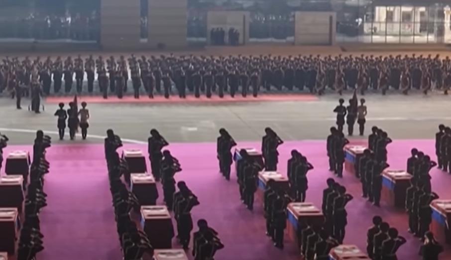 Kim Jong Un izbucnește în lacrimi lângă sicriele soldaților morți în războiul Rusiei. A organizat apoi o ceremonie grandioasă pentru ei 1001618