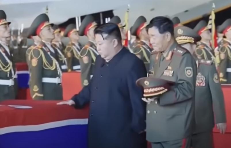 Kim Jong Un izbucnește în lacrimi lângă sicriele soldaților morți în războiul Rusiei. A organizat apoi o ceremonie grandioasă pentru ei 1001621