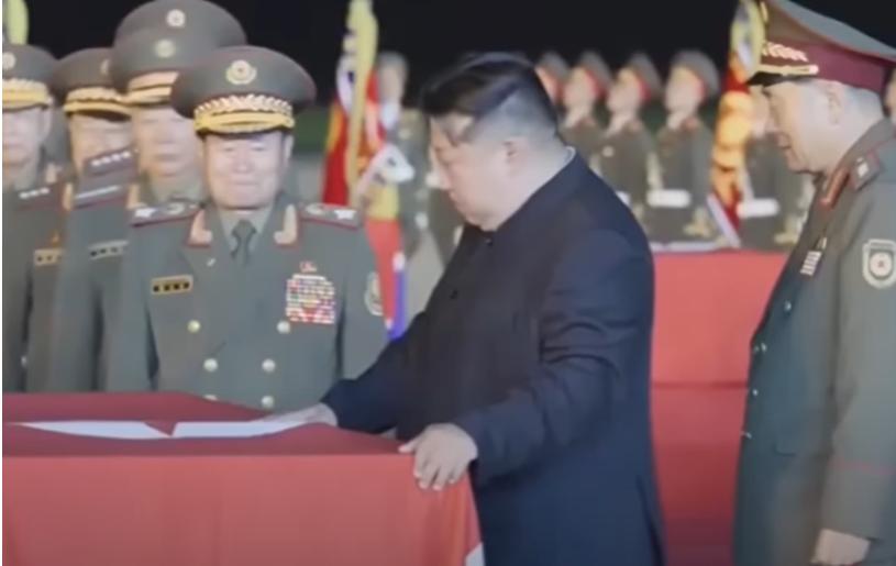 Kim Jong Un izbucnește în lacrimi lângă sicriele soldaților morți în războiul Rusiei. A organizat apoi o ceremonie grandioasă pentru ei 1001622