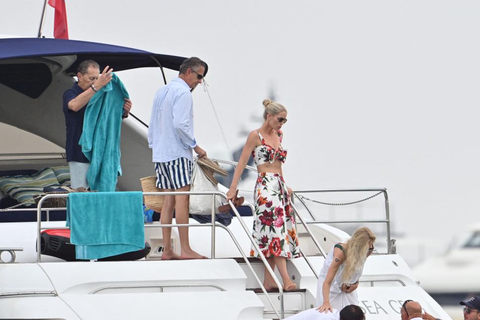 Nepoata prințesei Diana, Kitty Spencer, apariție rară alături de soțul milionar, cu 32 de ani mai în vârstă, și fiica lor, la St-Tropez 1001412
