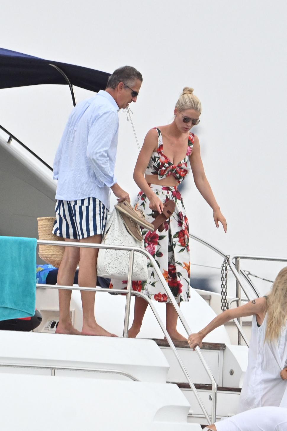 Nepoata prințesei Diana, Kitty Spencer, apariție rară alături de soțul milionar, cu 32 de ani mai în vârstă, și fiica lor, la St-Tropez 1001413