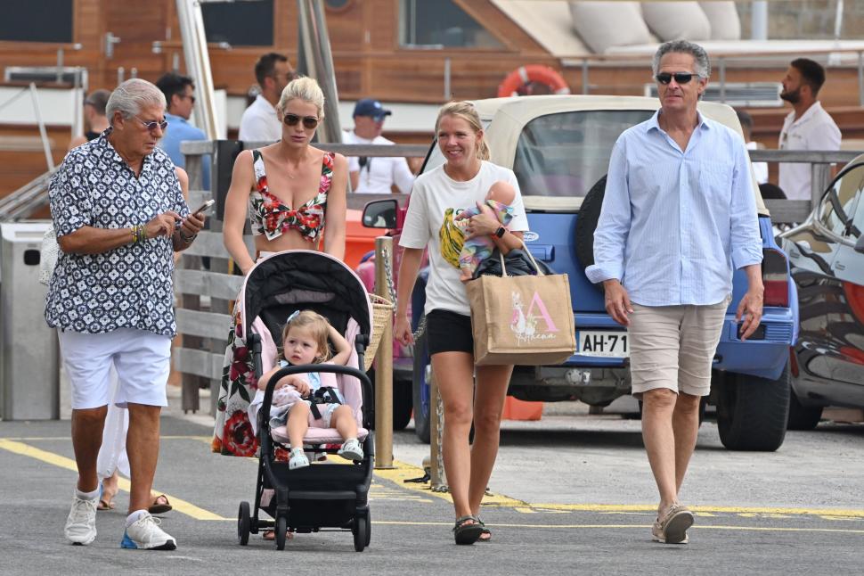 Nepoata prințesei Diana, Kitty Spencer, apariție rară alături de soțul milionar, cu 32 de ani mai în vârstă, și fiica lor, la St-Tropez 1001414