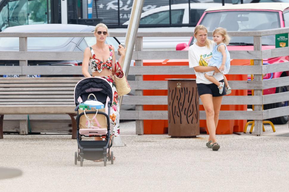 Nepoata prințesei Diana, Kitty Spencer, apariție rară alături de soțul milionar, cu 32 de ani mai în vârstă, și fiica lor, la St-Tropez 1001415