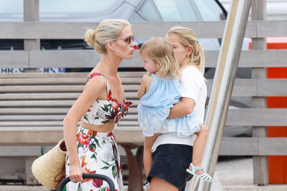 Nepoata prințesei Diana, Kitty Spencer, apariție rară alături de soțul milionar, cu 32 de ani mai în vârstă, și fiica lor, la St-Tropez 1001417