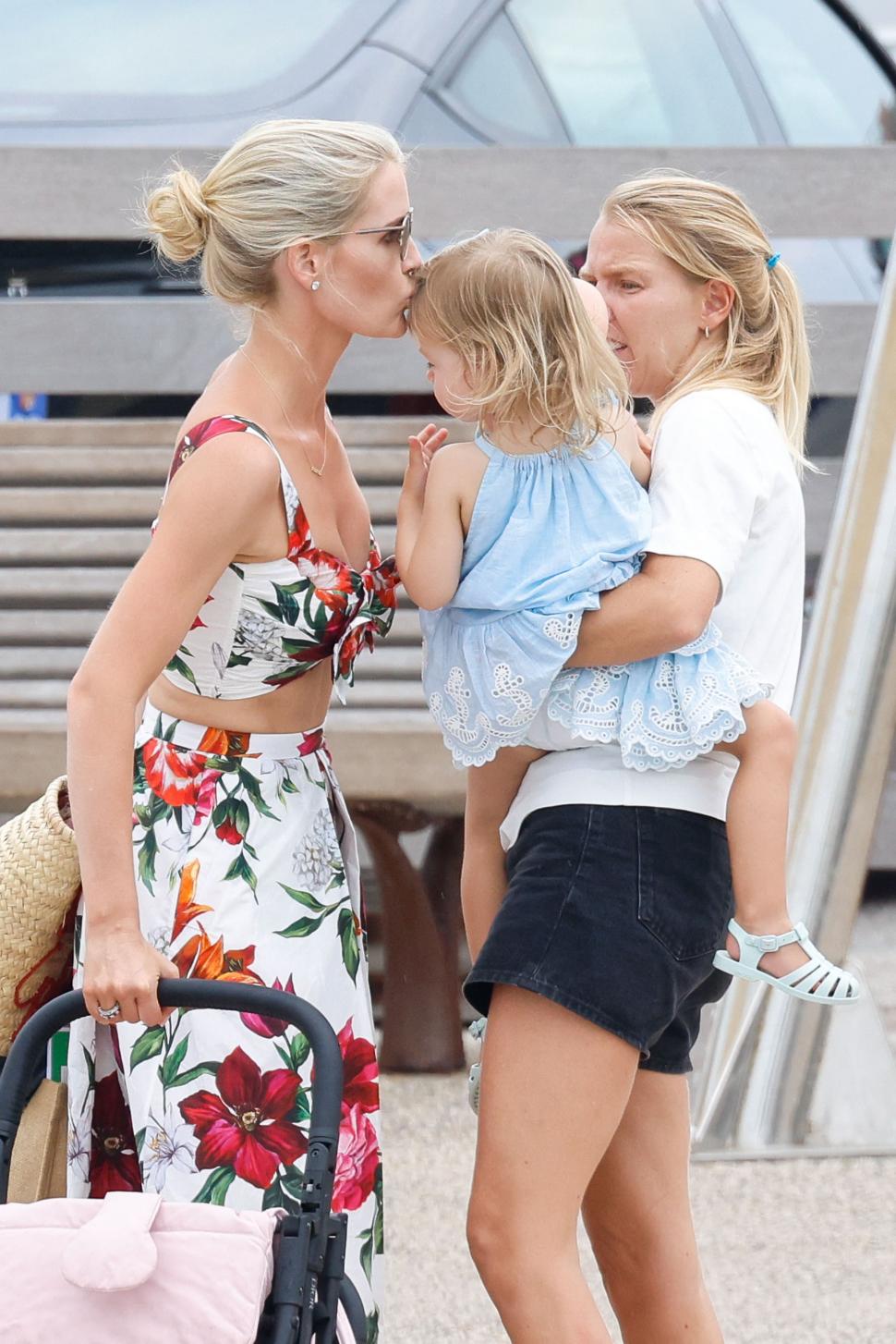 Nepoata prințesei Diana, Kitty Spencer, apariție rară alături de soțul milionar, cu 32 de ani mai în vârstă, și fiica lor, la St-Tropez 1001418