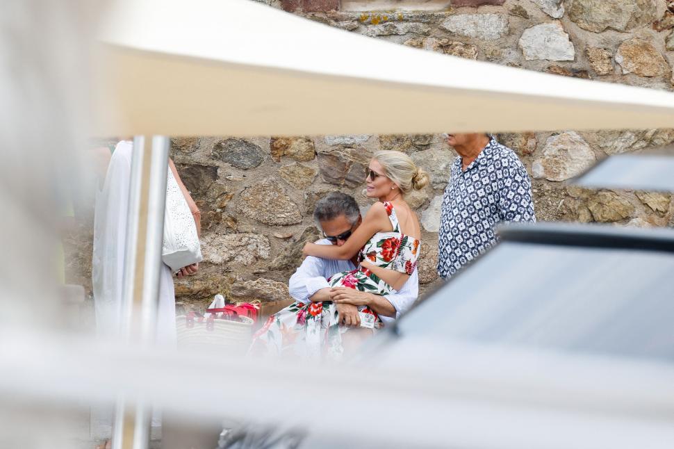Nepoata prințesei Diana, Kitty Spencer, apariție rară alături de soțul milionar, cu 32 de ani mai în vârstă, și fiica lor, la St-Tropez 1001419