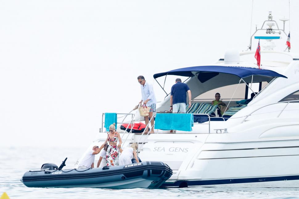 Nepoata prințesei Diana, Kitty Spencer, apariție rară alături de soțul milionar, cu 32 de ani mai în vârstă, și fiica lor, la St-Tropez 1001424