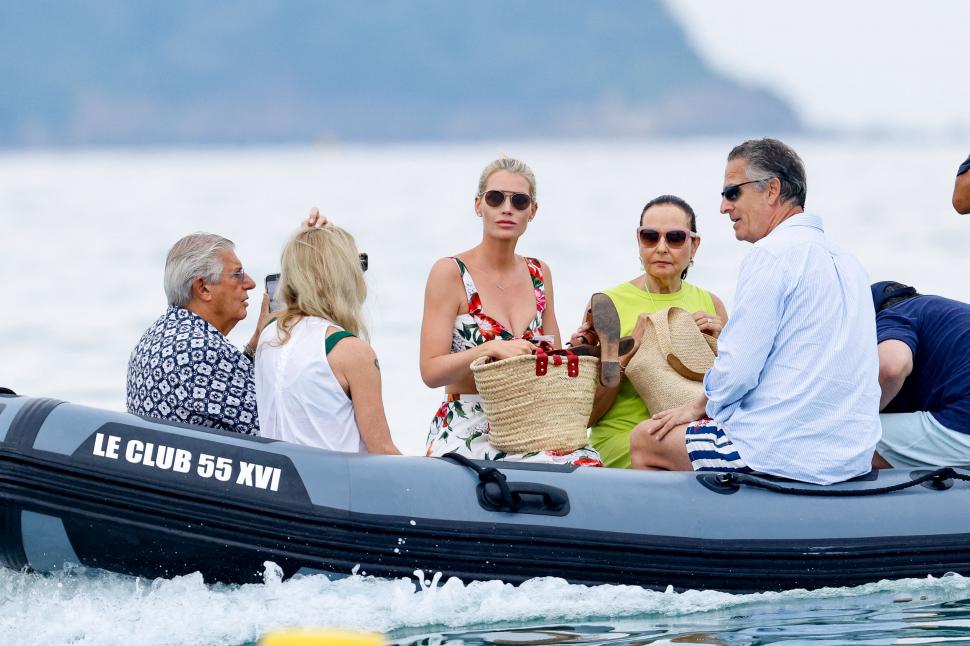 Nepoata prințesei Diana, Kitty Spencer, apariție rară alături de soțul milionar, cu 32 de ani mai în vârstă, și fiica lor, la St-Tropez 1001425