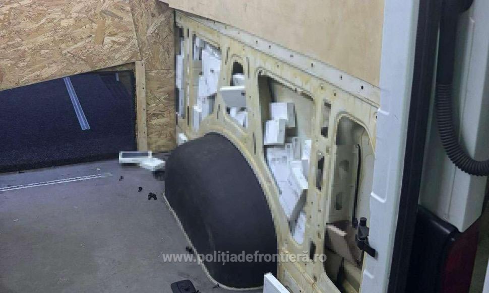 Polițiștii de frontieră au fost uluiți să vadă ce ascundea un șofer ucrainean. Valorează de 14 ori mai mult decât mașina cu care era 1001536