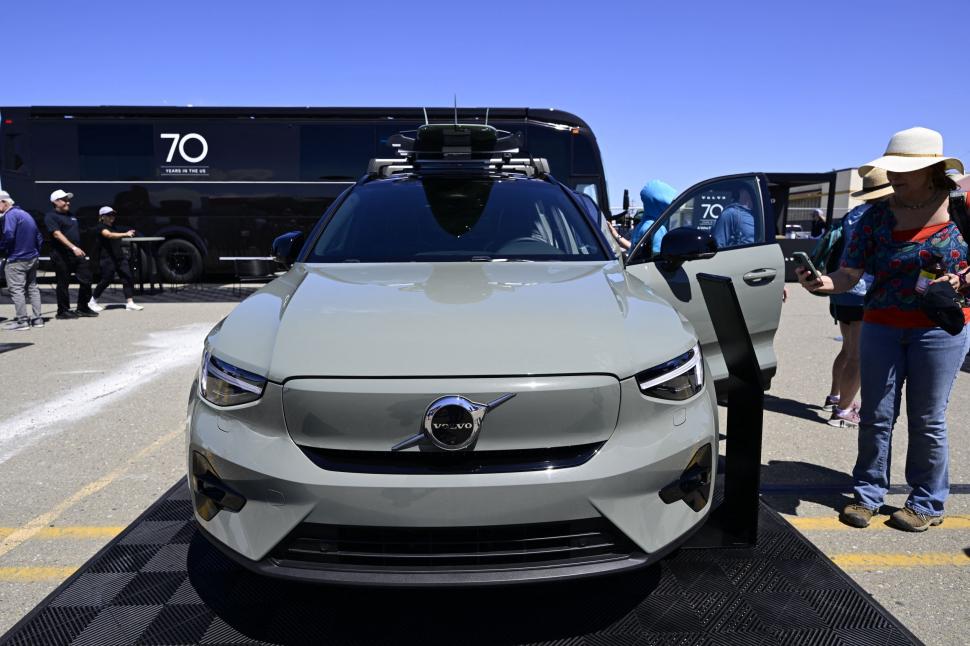 SUV-uri futuriste, prezentate la cel mai mare festival de mașini electrice din SUA: Oamenii au „testat” un Cybertruck cu ciocanul 1001504