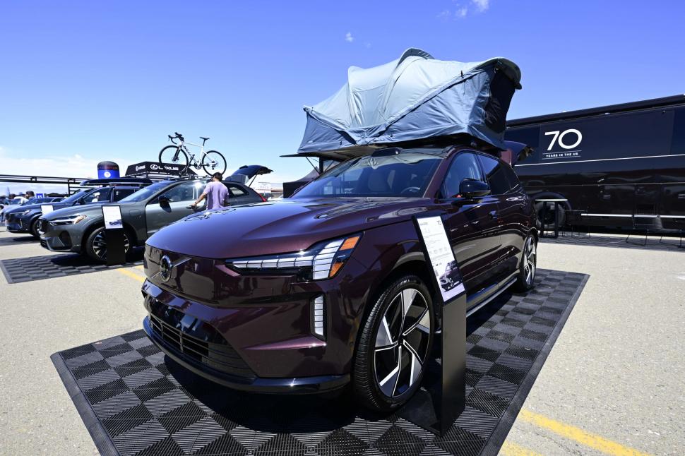 SUV-uri futuriste, prezentate la cel mai mare festival de mașini electrice din SUA: Oamenii au „testat” un Cybertruck cu ciocanul 1001505