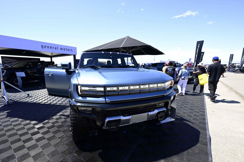 SUV-uri futuriste, prezentate la cel mai mare festival de mașini electrice din SUA: Oamenii au „testat” un Cybertruck cu ciocanul 1001507