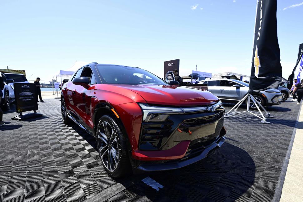 SUV-uri futuriste, prezentate la cel mai mare festival de mașini electrice din SUA: Oamenii au „testat” un Cybertruck cu ciocanul 1001508