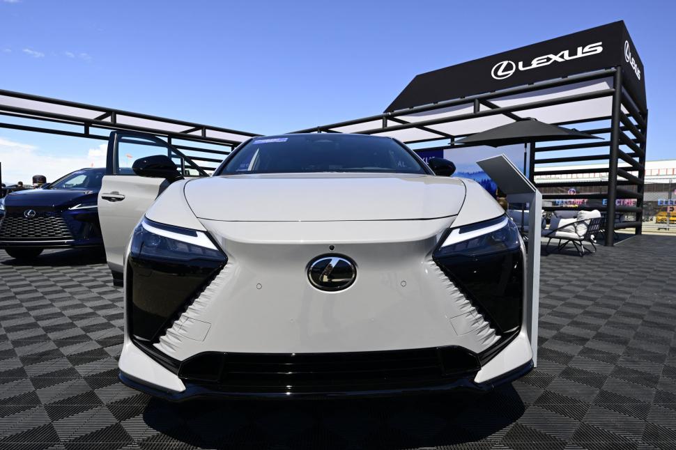 SUV-uri futuriste, prezentate la cel mai mare festival de mașini electrice din SUA: Oamenii au „testat” un Cybertruck cu ciocanul 1001509