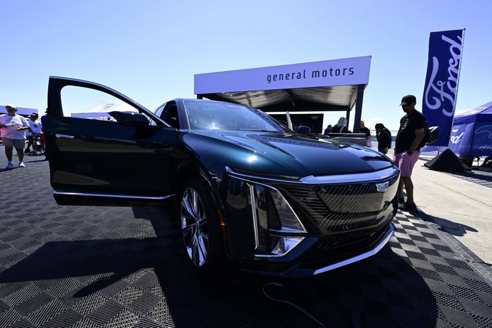 SUV-uri futuriste, prezentate la cel mai mare festival de mașini electrice din SUA: Oamenii au „testat” un Cybertruck cu ciocanul 1001510