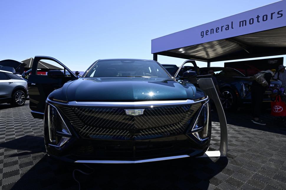 SUV-uri futuriste, prezentate la cel mai mare festival de mașini electrice din SUA: Oamenii au „testat” un Cybertruck cu ciocanul 1001511