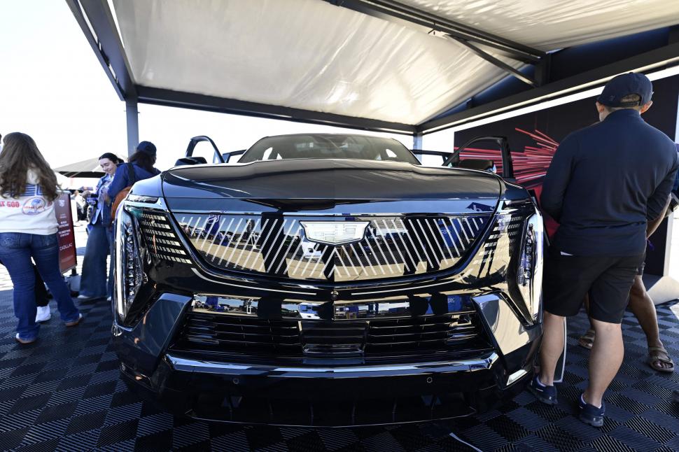 SUV-uri futuriste, prezentate la cel mai mare festival de mașini electrice din SUA: Oamenii au „testat” un Cybertruck cu ciocanul 1001512