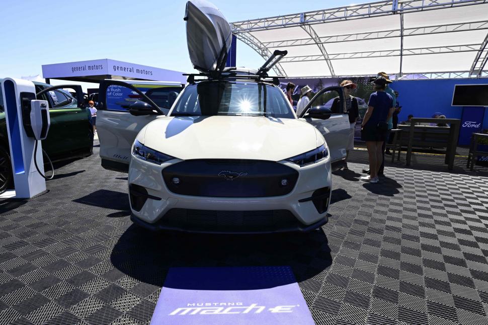 SUV-uri futuriste, prezentate la cel mai mare festival de mașini electrice din SUA: Oamenii au „testat” un Cybertruck cu ciocanul 1001513