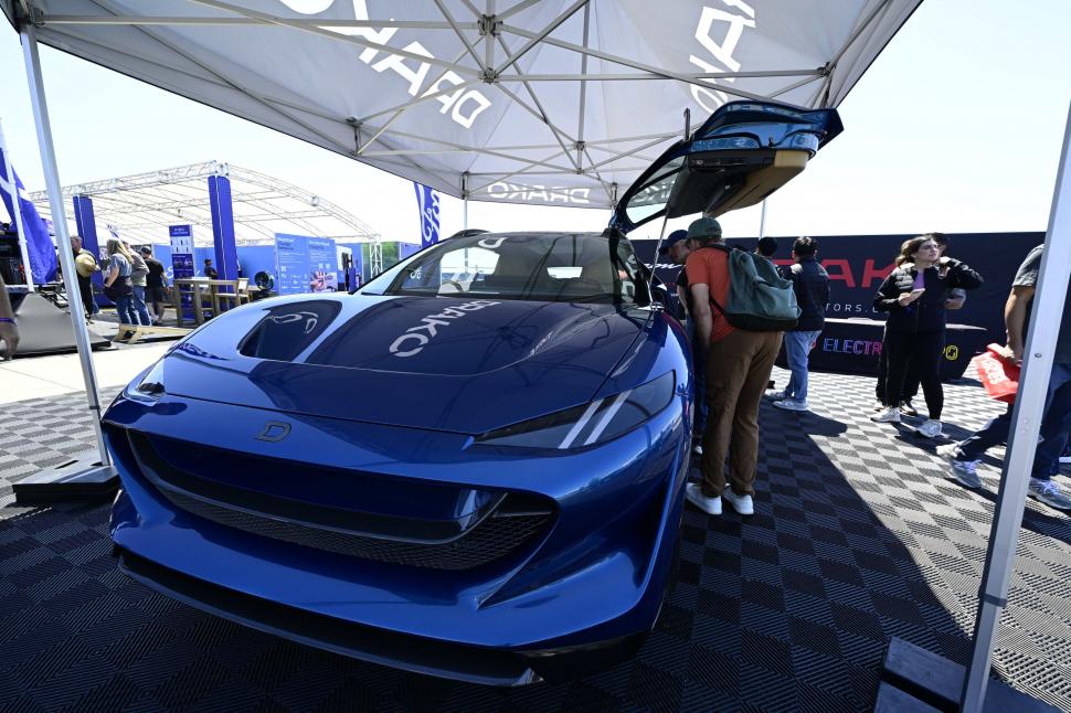 SUV-uri futuriste, prezentate la cel mai mare festival de mașini electrice din SUA: Oamenii au „testat” un Cybertruck cu ciocanul 1001514