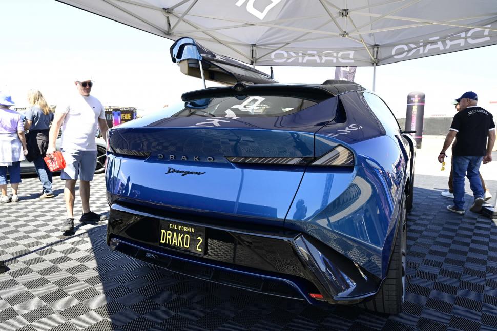 SUV-uri futuriste, prezentate la cel mai mare festival de mașini electrice din SUA: Oamenii au „testat” un Cybertruck cu ciocanul 1001515