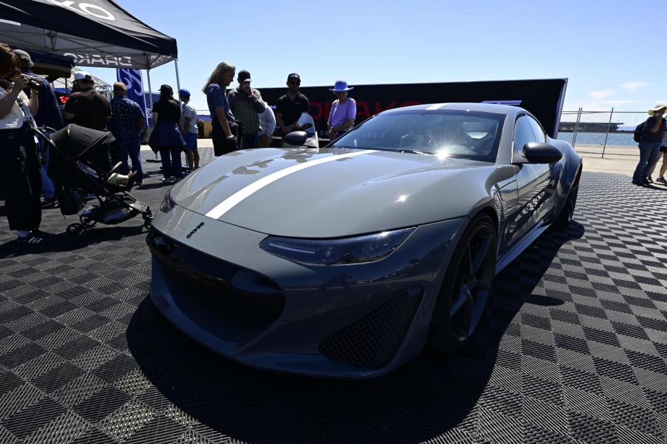 SUV-uri futuriste, prezentate la cel mai mare festival de mașini electrice din SUA: Oamenii au „testat” un Cybertruck cu ciocanul 1001516