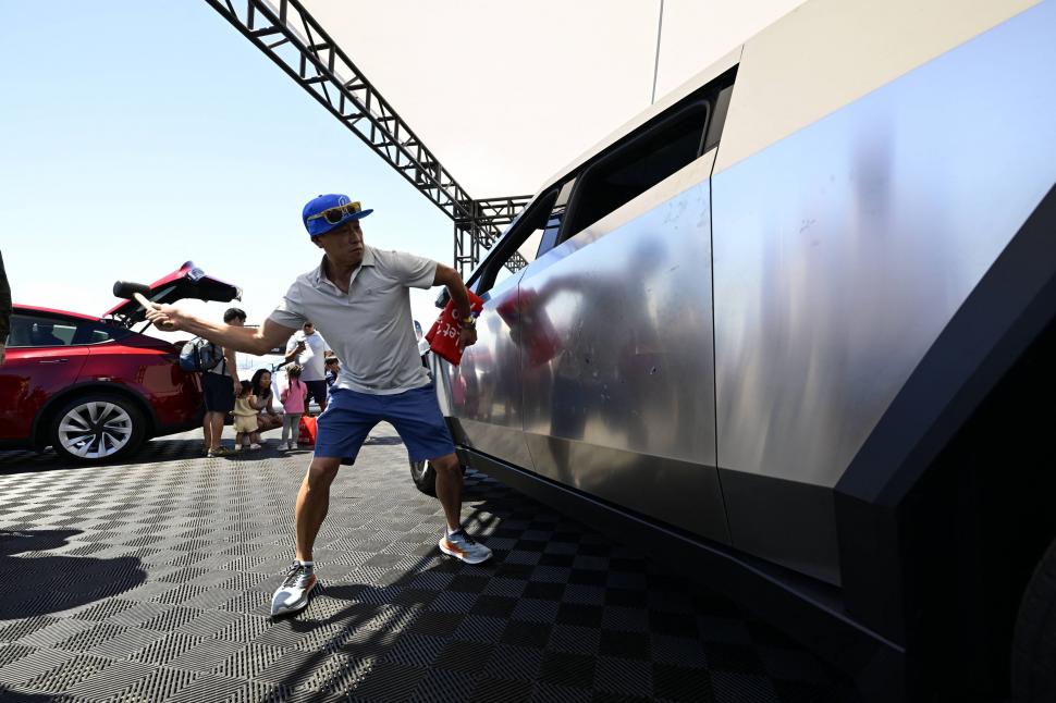 SUV-uri futuriste, prezentate la cel mai mare festival de mașini electrice din SUA: Oamenii au „testat” un Cybertruck cu ciocanul 1001517