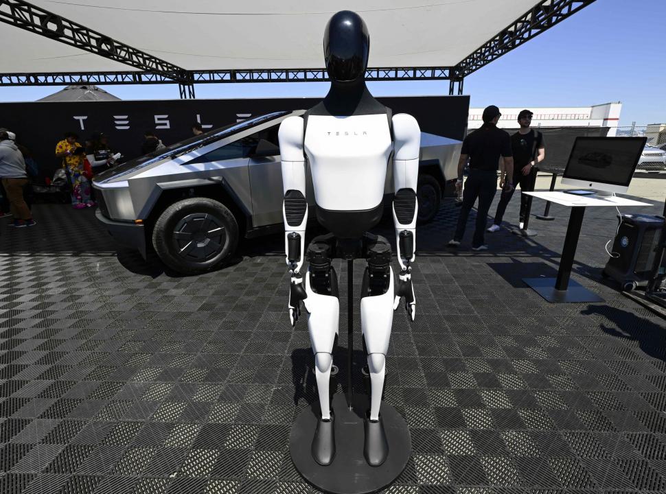 SUV-uri futuriste, prezentate la cel mai mare festival de mașini electrice din SUA: Oamenii au „testat” un Cybertruck cu ciocanul 1001518