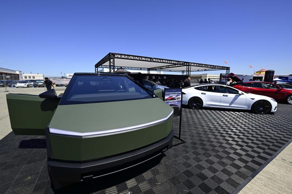 SUV-uri futuriste, prezentate la cel mai mare festival de mașini electrice din SUA: Oamenii au „testat” un Cybertruck cu ciocanul 1001519