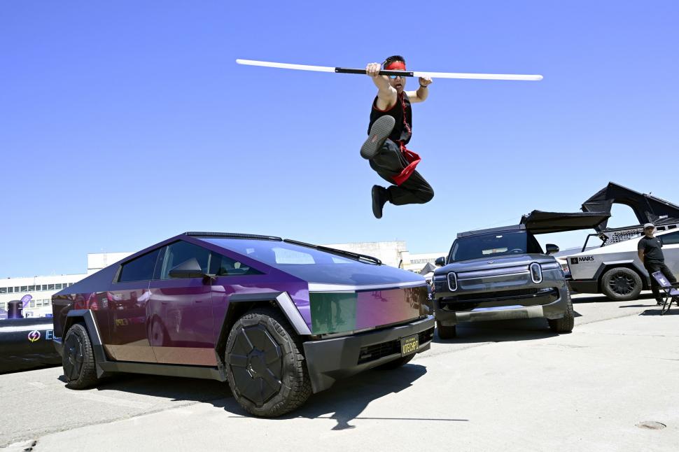 SUV-uri futuriste, prezentate la cel mai mare festival de mașini electrice din SUA: Oamenii au „testat” un Cybertruck cu ciocanul 1001522