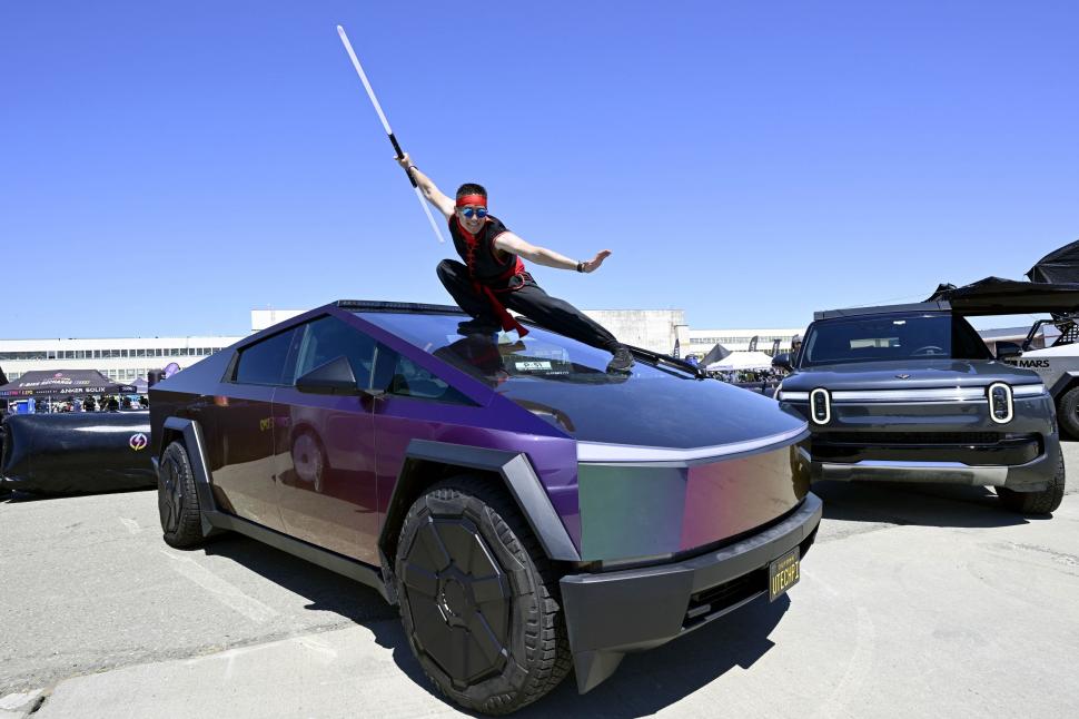 SUV-uri futuriste, prezentate la cel mai mare festival de mașini electrice din SUA: Oamenii au „testat” un Cybertruck cu ciocanul 1001523