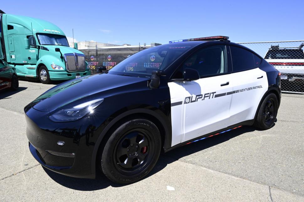 SUV-uri futuriste, prezentate la cel mai mare festival de mașini electrice din SUA: Oamenii au „testat” un Cybertruck cu ciocanul 1001524