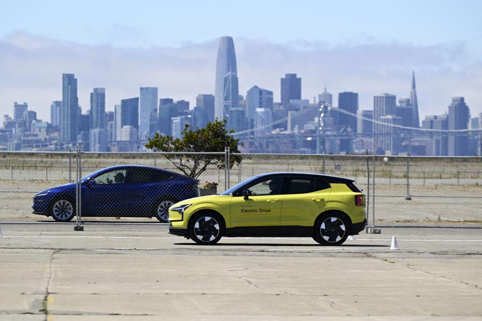 SUV-uri futuriste, prezentate la cel mai mare festival de mașini electrice din SUA: Oamenii au „testat” un Cybertruck cu ciocanul 1001525