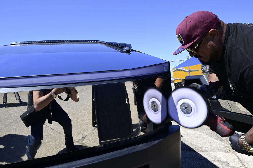 SUV-uri futuriste, prezentate la cel mai mare festival de mașini electrice din SUA: Oamenii au „testat” un Cybertruck cu ciocanul 1001526