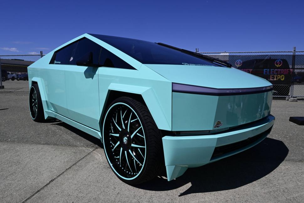 SUV-uri futuriste, prezentate la cel mai mare festival de mașini electrice din SUA: Oamenii au „testat” un Cybertruck cu ciocanul 1001527