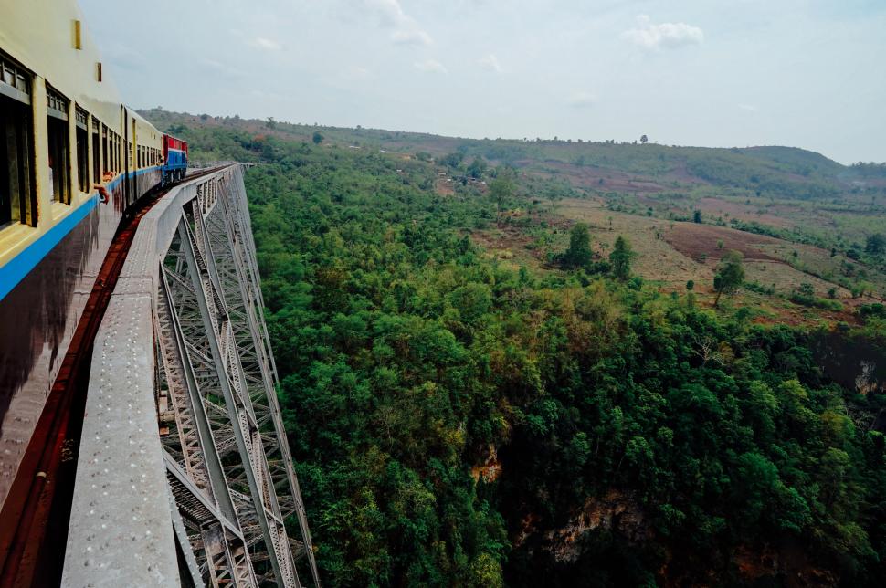 Un pod spectaculos, cel mai înalt viaduct feroviar din lume la inaugurarea sa din 1901, a fost distrus în timpul unui conflict civil 1001573