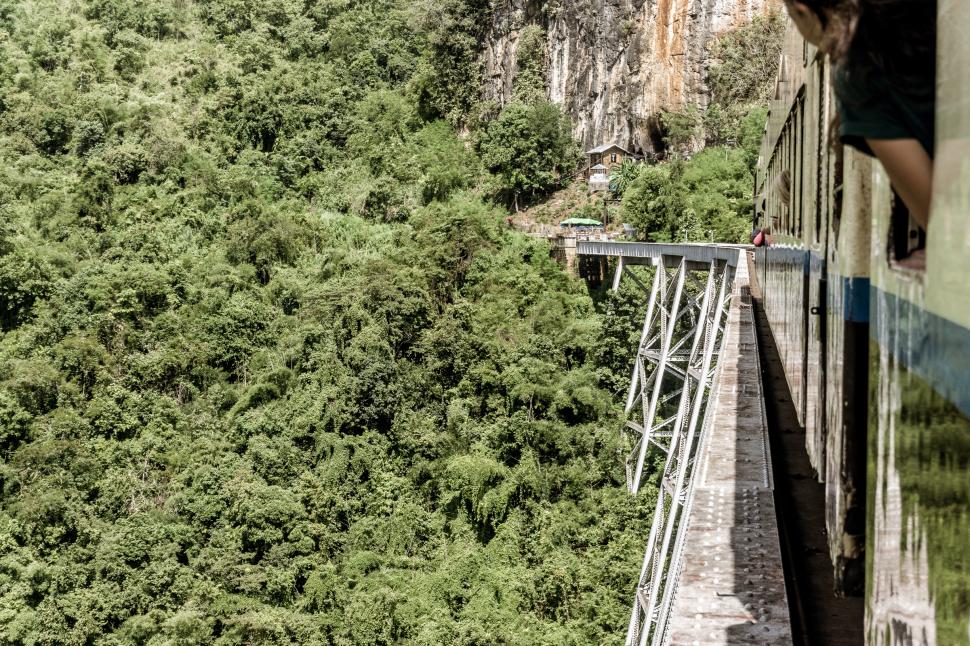 Un pod spectaculos, cel mai înalt viaduct feroviar din lume la inaugurarea sa din 1901, a fost distrus în timpul unui conflict civil 1001577