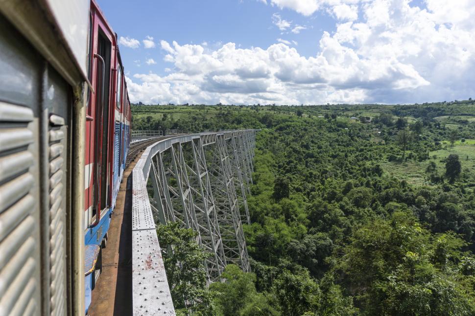 Un pod spectaculos, cel mai înalt viaduct feroviar din lume la inaugurarea sa din 1901, a fost distrus în timpul unui conflict civil 1001578