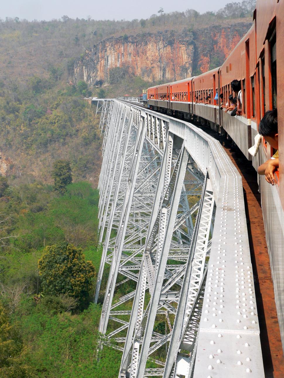Un pod spectaculos, cel mai înalt viaduct feroviar din lume la inaugurarea sa din 1901, a fost distrus în timpul unui conflict civil 1001580
