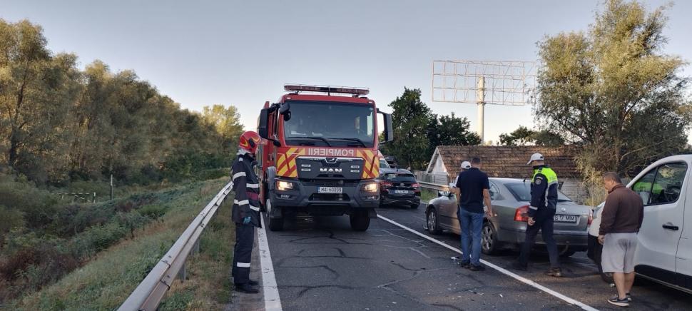 Carambol cu șase mașini pe DN 22B, între Galați și Brăila. Traficul este complet blocat, două persoane sunt rănite 1001680