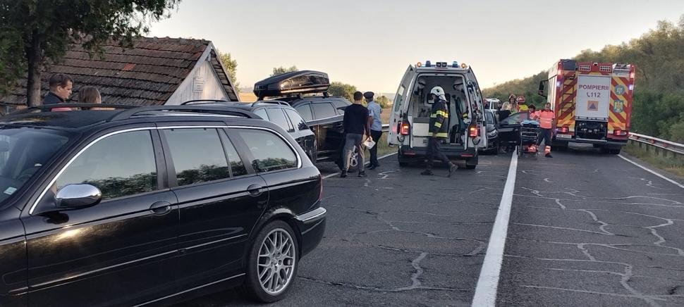Carambol cu șase mașini pe DN 22B, între Galați și Brăila. Traficul este complet blocat, două persoane sunt rănite 1001683