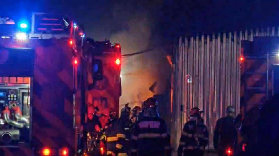 Incendiu uriaș la magazinul Dragonul Roșu din București: Sunt degajări mari de fum. A fost emis RO-Alert 1001941