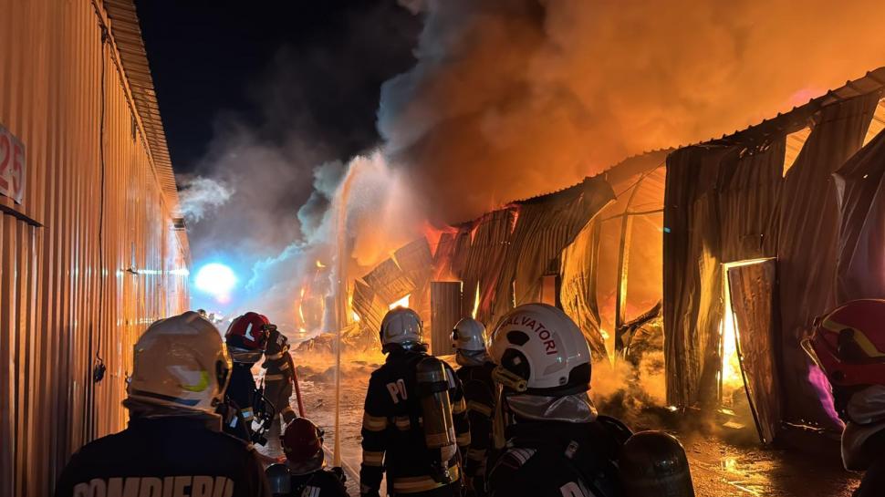 Incendiu uriaș la magazinul Dragonul Roșu din București: Sunt degajări mari de fum. A fost emis RO-Alert 1001957