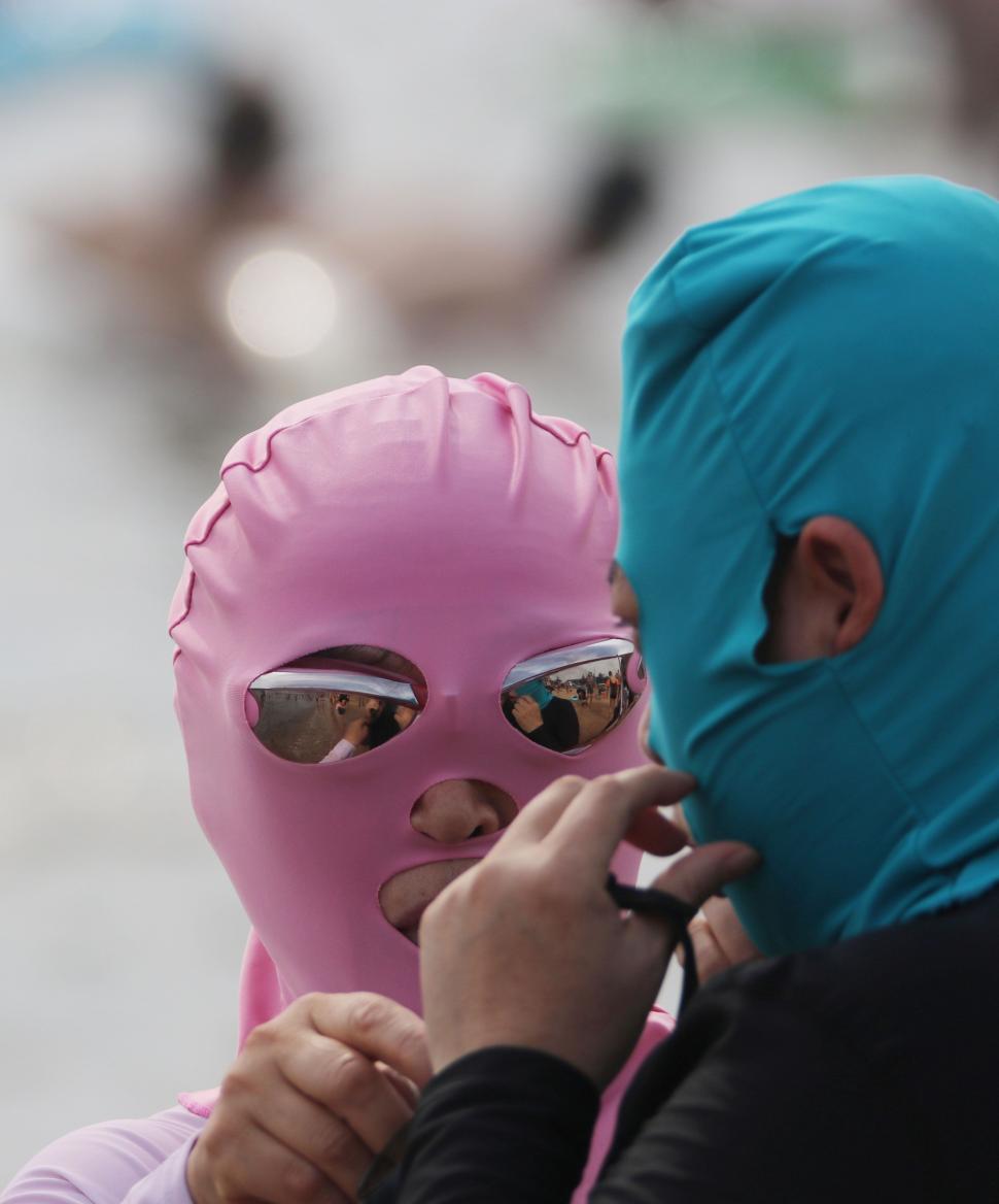 Tot mai mulți oameni vin și pe plajă cu facekini, cagula care protejează de efectele negative ale soarelui 1001732