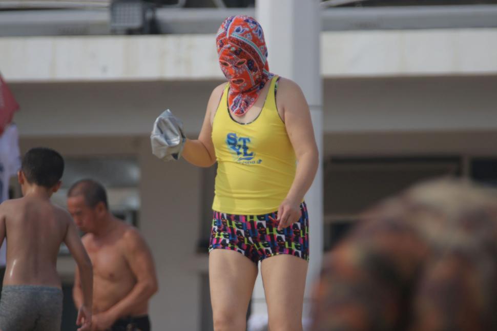 Tot mai mulți oameni vin și pe plajă cu facekini, cagula care protejează de efectele negative ale soarelui 1001734